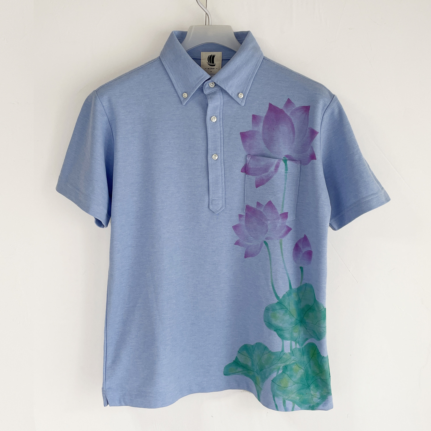 手描き蓮の花柄ボタンダウンポロシャツ ブルー 吸湿速乾ドライ生地 花柄