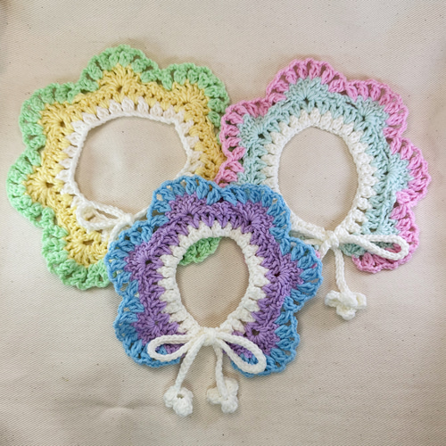パステルカラーがかわいいかぎ針編みの犬用スタイ＊ペット用付け襟
