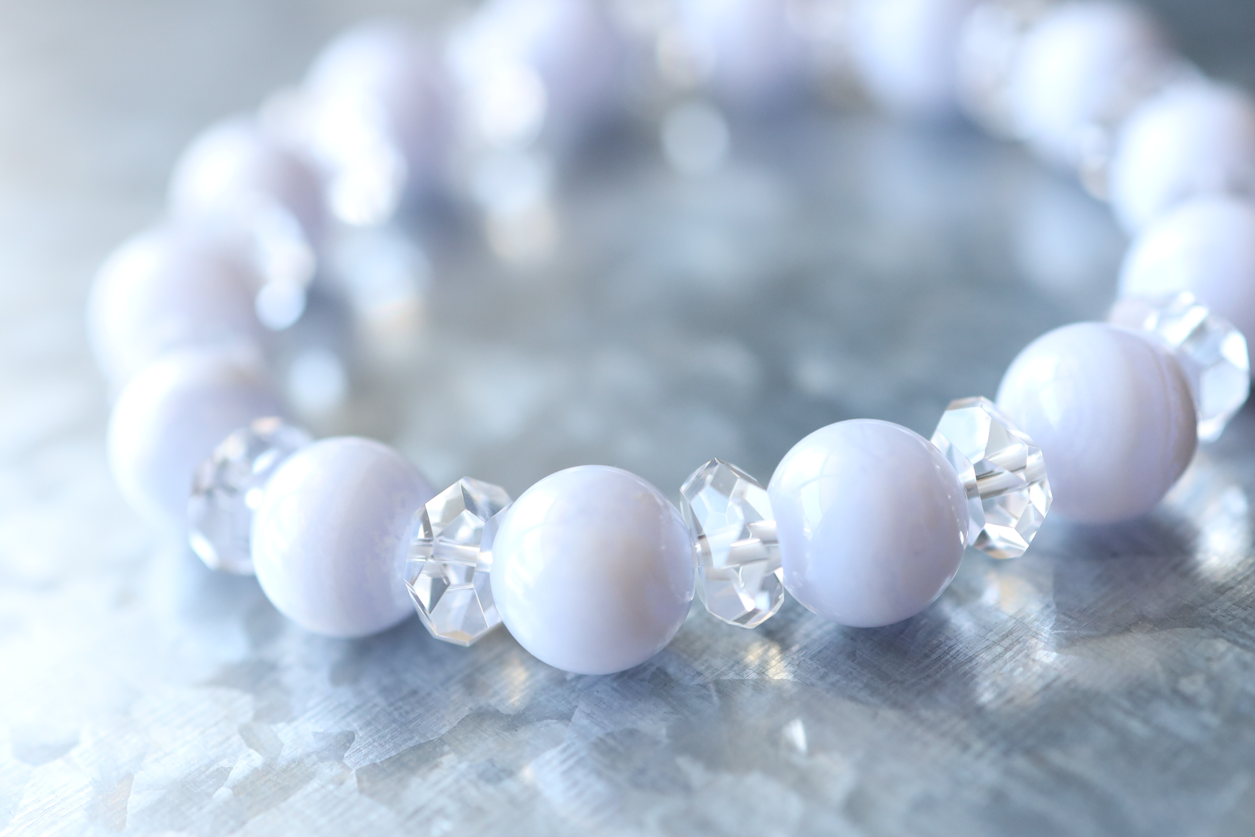 …☆空色の美しいレース模様を思わせる石☆…☆ブルーレースアゲート：10ミリ＆水晶☆…☆天然石ブレスレット☆…