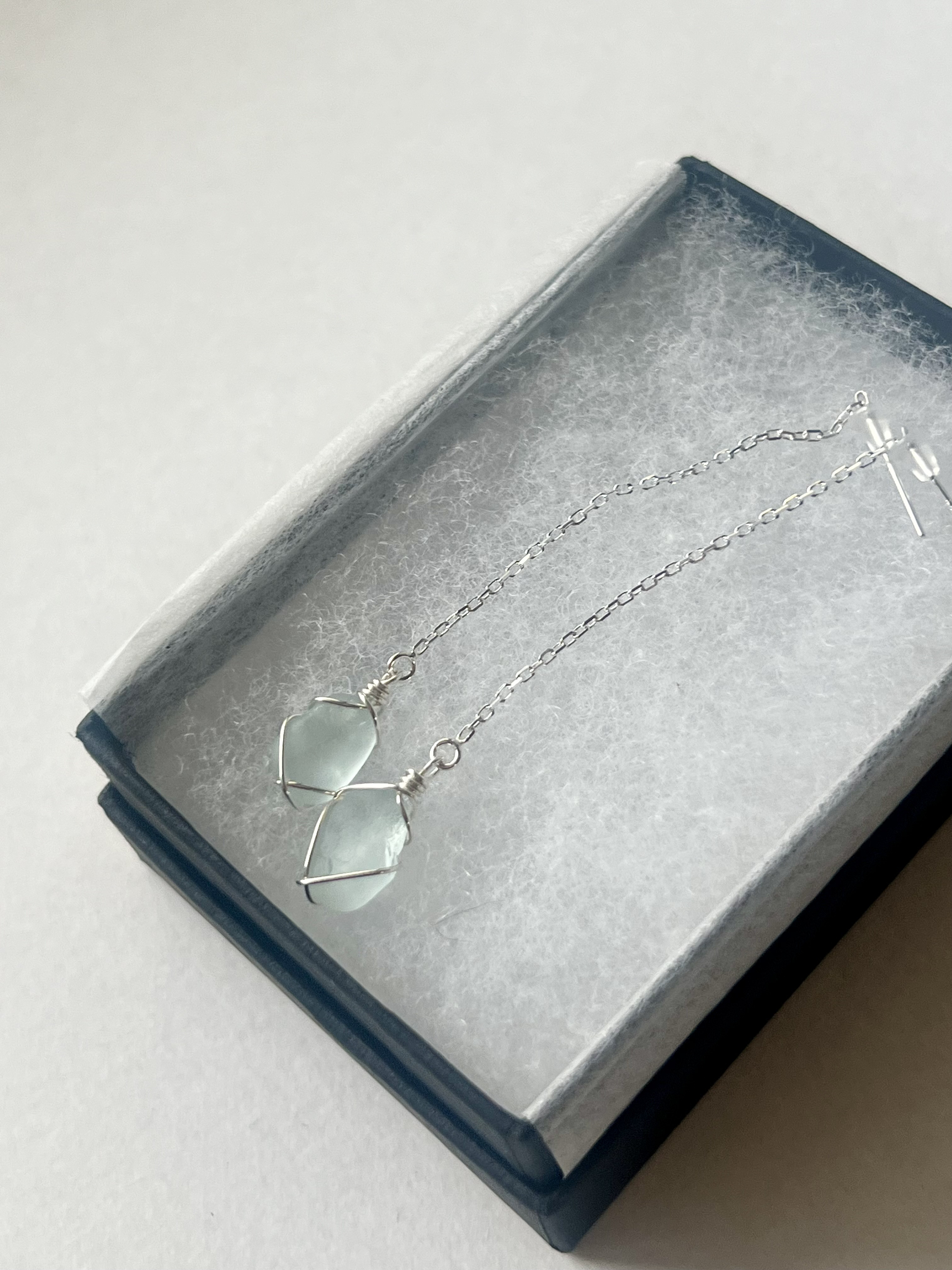 《Silver925》小さな空色シーグラスのロングピアス