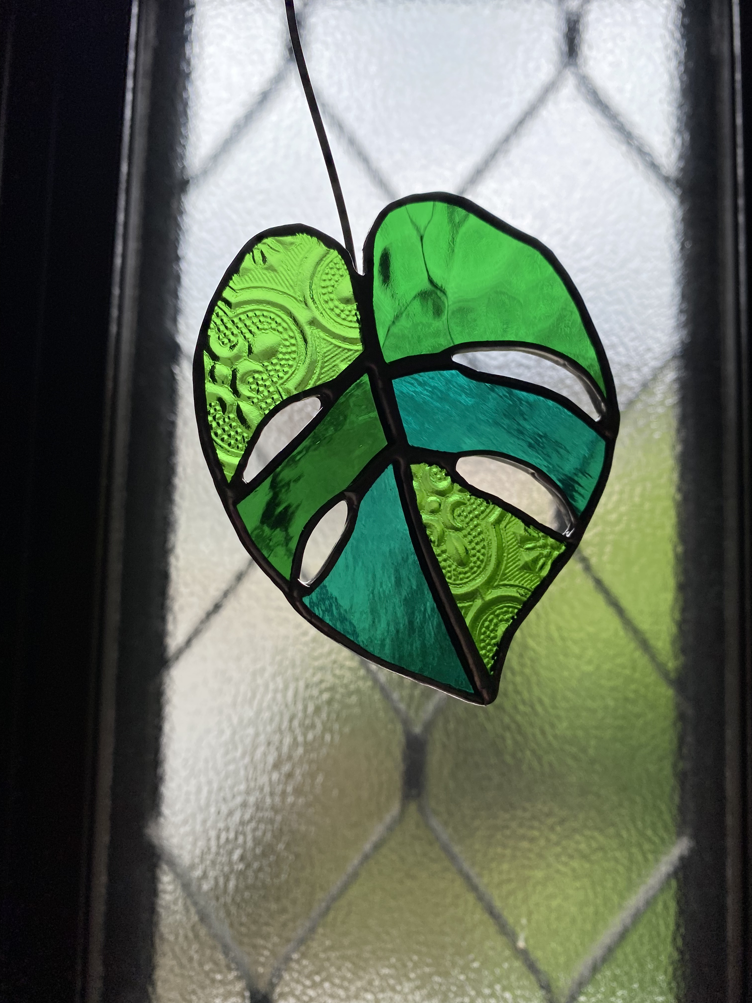 【ステンドグラス】モノトーン花瓶 サンキャッチャー 置物 一点物 ハンドメイド ステンドグラス】モノトーン花瓶 サンキャッチャー 置物 一点物