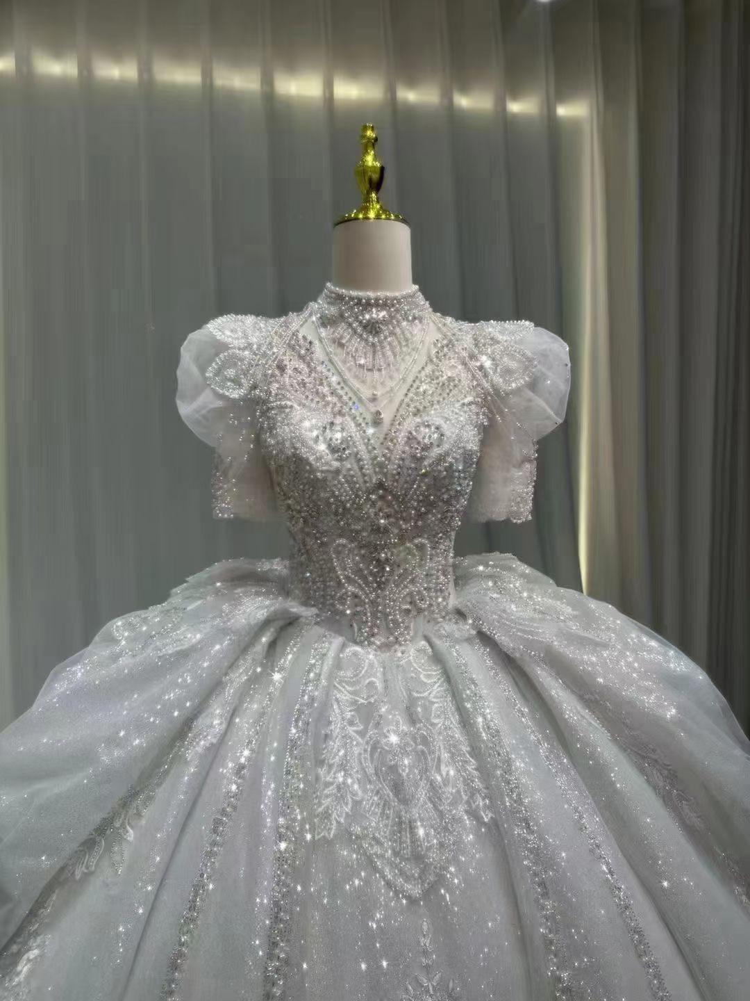 ウェディングドレス　キラキラストーン＆パール　プリンセスライン 高貴 プリンセスライン ウエディングドレス キラキラ ビジュー