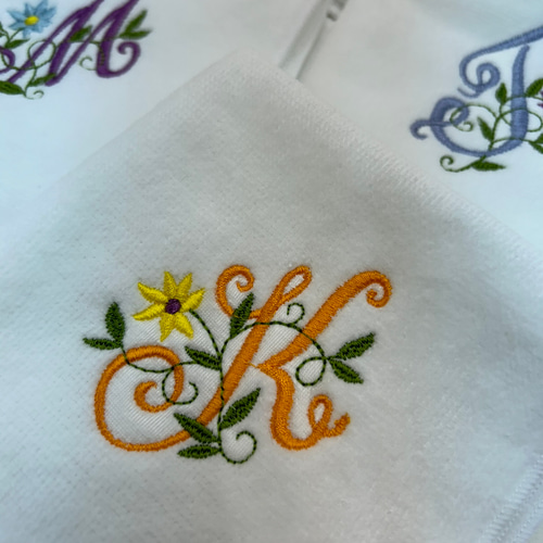 ハンドタオルに可愛い花文字イニシャル刺繍致します プレゼントにも