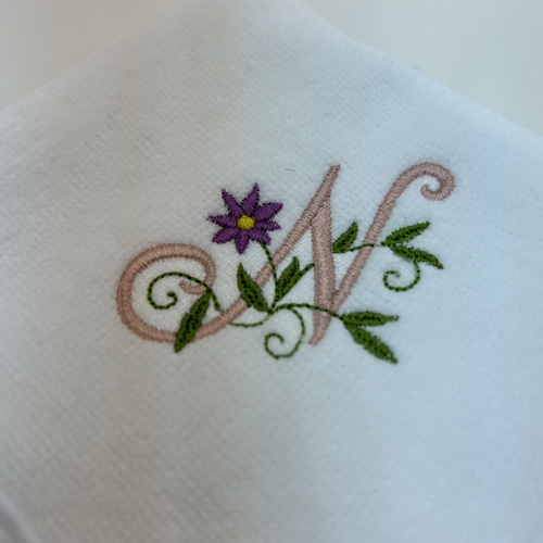 ハンドタオルに可愛い花文字イニシャル刺繍致します プレゼントにも