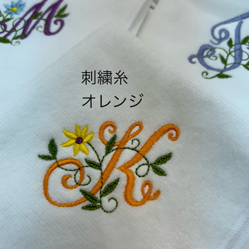 ハンドタオルに可愛い花文字イニシャル刺繍致します プレゼントにも