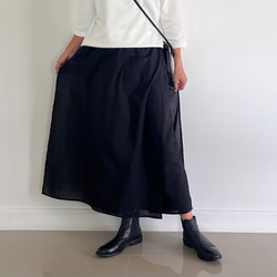 甘さを削ぎ落とした、凛とした佇まい。かっこいいワイドパンツ&スカート 春夏　黒 16枚目の画像