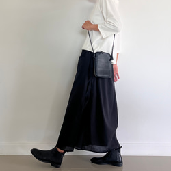 甘さを削ぎ落とした、凛とした佇まい。かっこいいワイドパンツ&スカート 春夏　黒 17枚目の画像