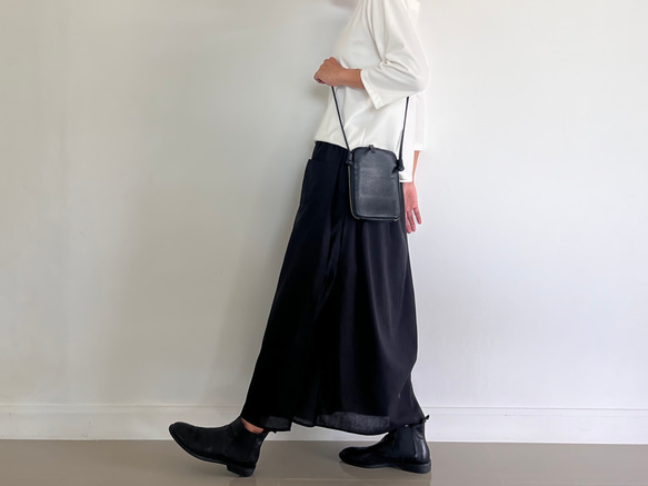 甘さを削ぎ落とした、凛とした佇まい。かっこいいワイドパンツ&スカート 春夏　黒 17枚目の画像