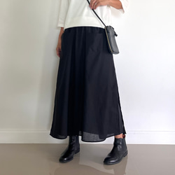 甘さを削ぎ落とした、凛とした佇まい。かっこいいワイドパンツ&スカート 春夏　黒 13枚目の画像
