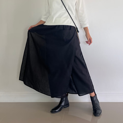 甘さを削ぎ落とした、凛とした佇まい。かっこいいワイドパンツ&スカート 春夏　黒 15枚目の画像