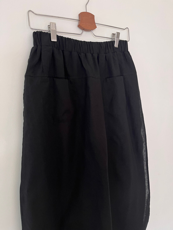 甘さを削ぎ落とした、凛とした佇まい。かっこいいワイドパンツ&スカート 春夏　黒 19枚目の画像