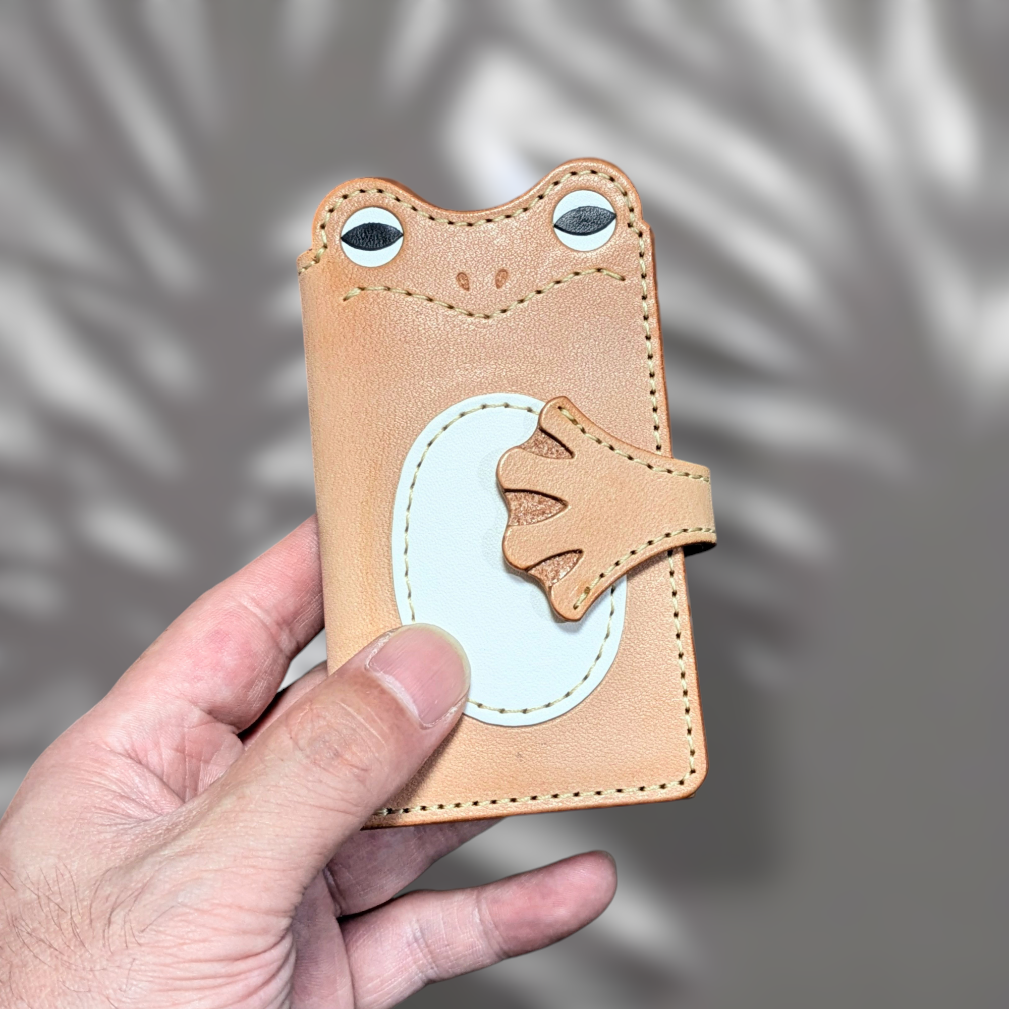半目カエルの三つ折りレザーキーケース＊カードポケット付き／ヌメナチュラル