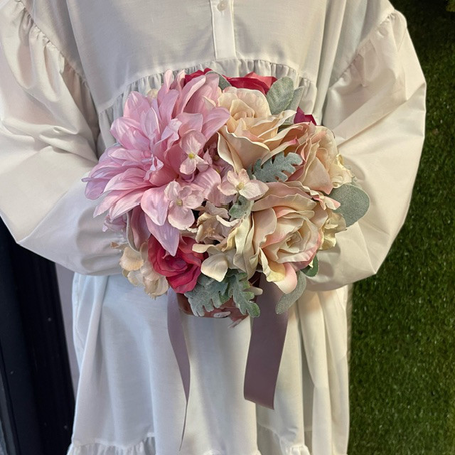 ふんわりピンクのラウンドブーケ　ブートニア付き　　結婚式　パーティー　フォトウェディング
