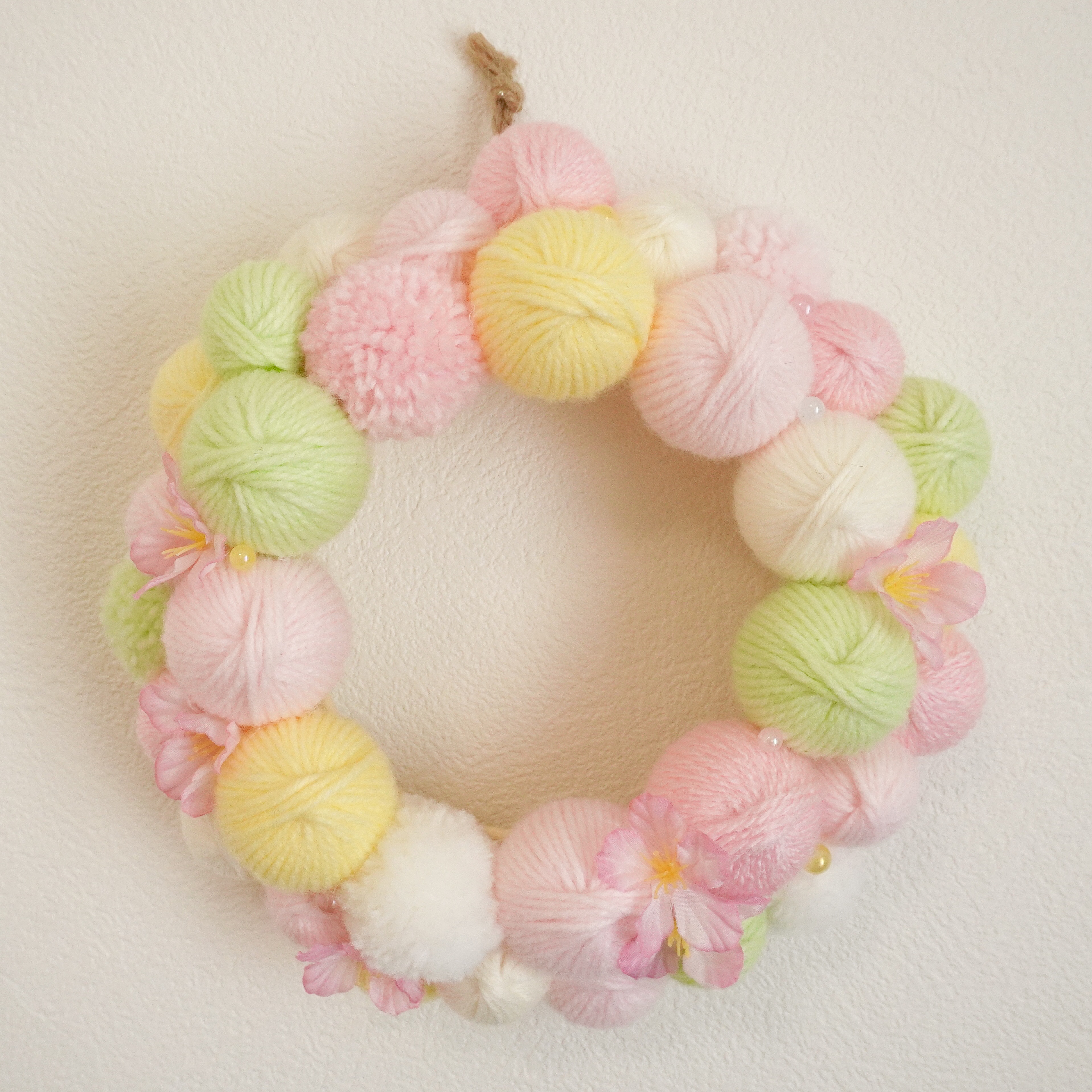 ウエルカムリース ハンドメイド　ひな祭り 桜　インテリア　毛糸玉　春リース ひなまつりリース 桜リース ニットリース 毛糸玉リース さくら リース