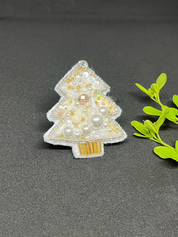 専用　ビーズ　刺繍ブローチ　ハンドメイド　クリスマス ビーズ刺繍ブローチ クリスマスツリー1 ブローチ Mayu 通販