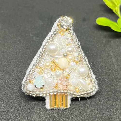 クリスマスのツリービーズ刺繍ブローチ 🎄✨ ご覧いただきありがとうございます😊 今年第一号のクリスマス