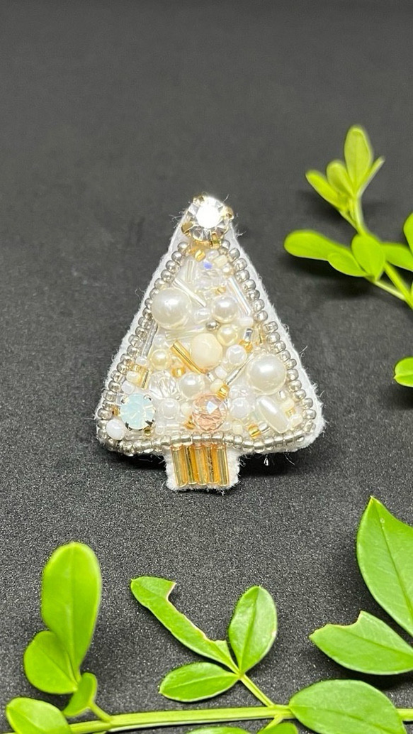 専用　ビーズ刺繍ブローチ　ハンドメイド　クリスマス ビーズ刺繍ブローチ クリスマスツリー1 ブローチ Mayu 通販