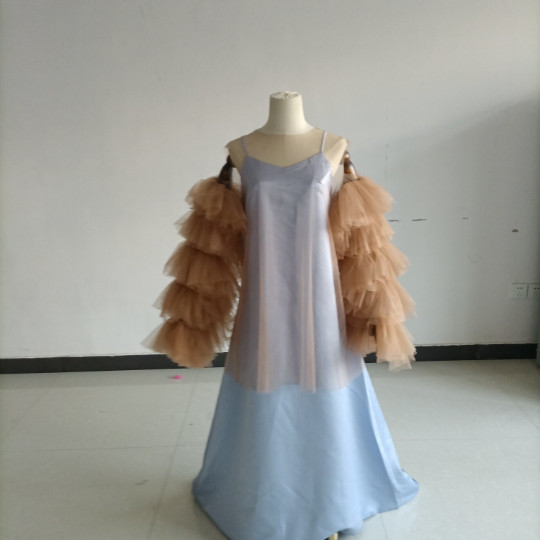 抜群のおしゃれ見えパーティードレス 水色 トレーン シアーな美しさ ポンチョ + ソフトチュール ポンチョ演奏