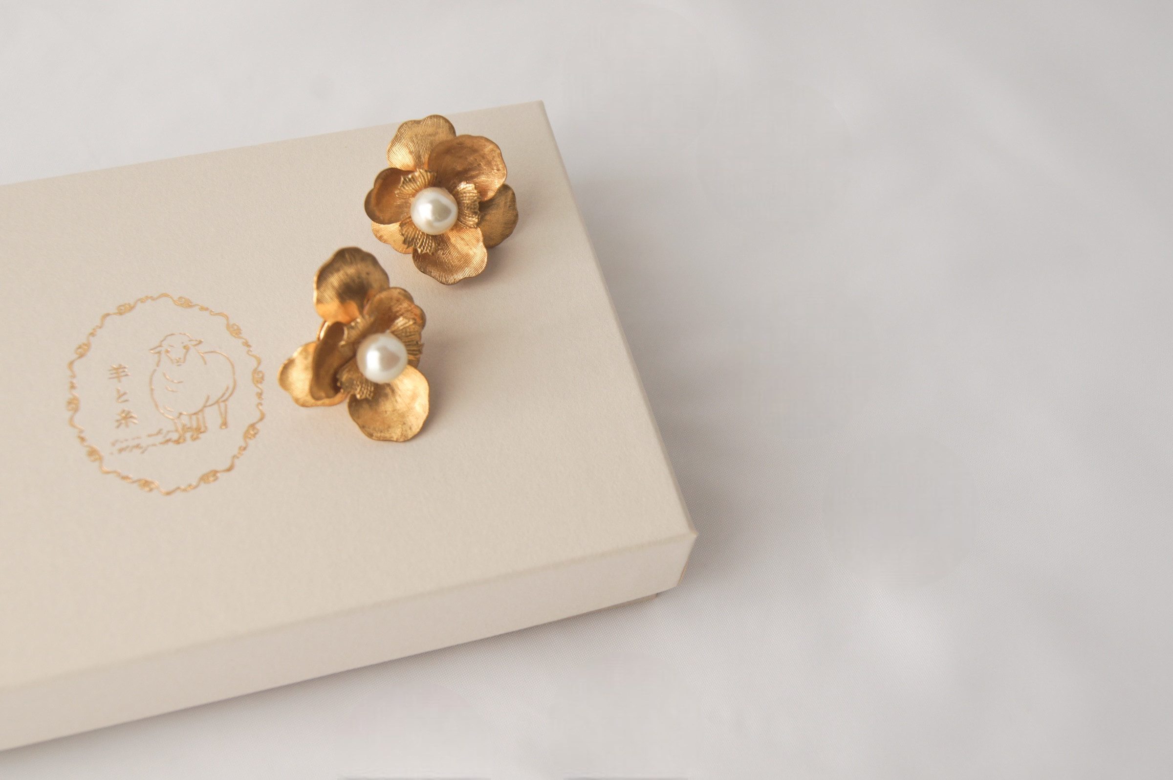 真鍮花とパール　イヤリング/ピアス