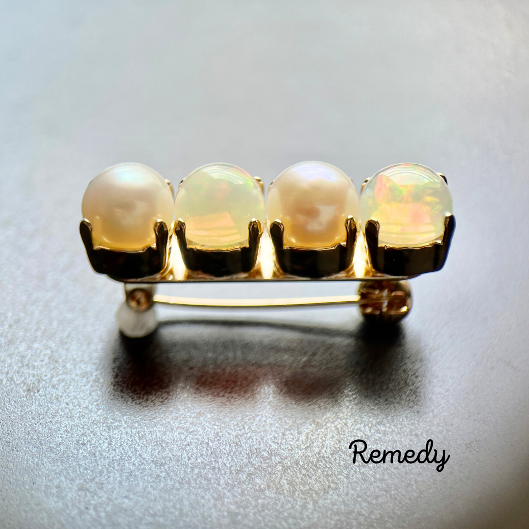 オパールと淡水真珠のジュエリーブローチ　10月誕生石・6月誕生石