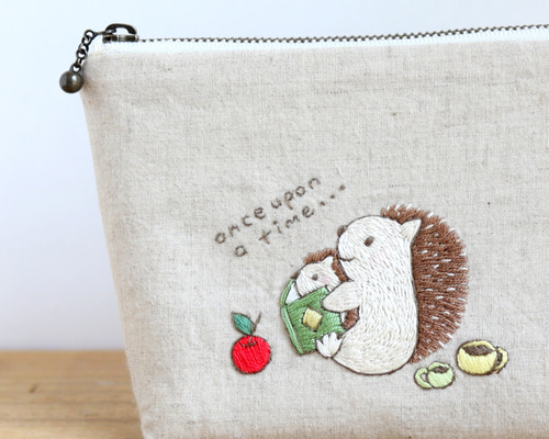 サイズ変更可】 本の思い出・ハリネズミさんの刺繍リネンポーチ