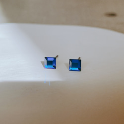 小さいスワロフスキーバミューダブルースクエアサージカルステンレスピアス 小さな 小さめ金属アレルギー対応 1枚目の画像