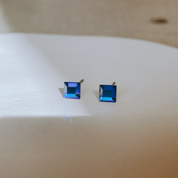 小さいスワロフスキーバミューダブルースクエアサージカルステンレスピアス 小さな 小さめ金属アレルギー対応 1枚目の画像