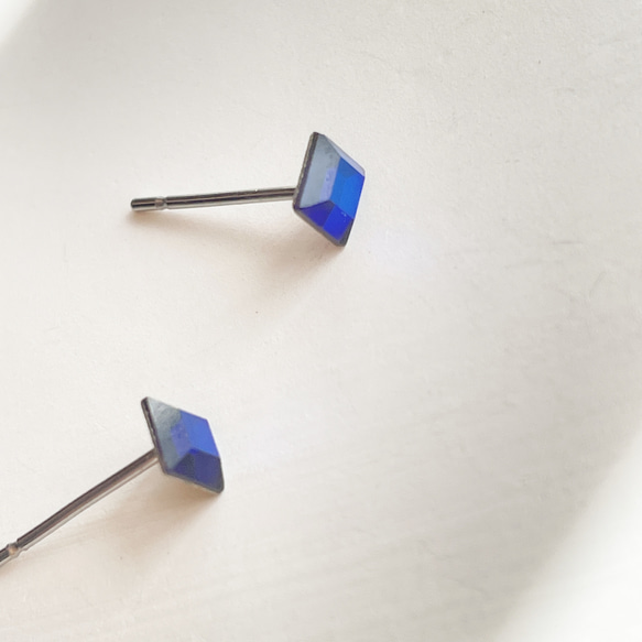小さいスワロフスキーバミューダブルースクエアサージカルステンレスピアス 小さな 小さめ金属アレルギー対応 5枚目の画像