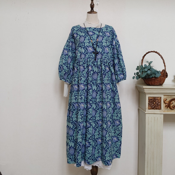 ギャザーワンピース〈ウィリアムモリス アネモネ〉八分袖free紺色  