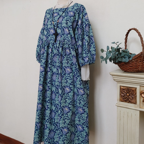 ギャザーワンピース〈ウィリアムモリス アネモネ〉八分袖free紺色  