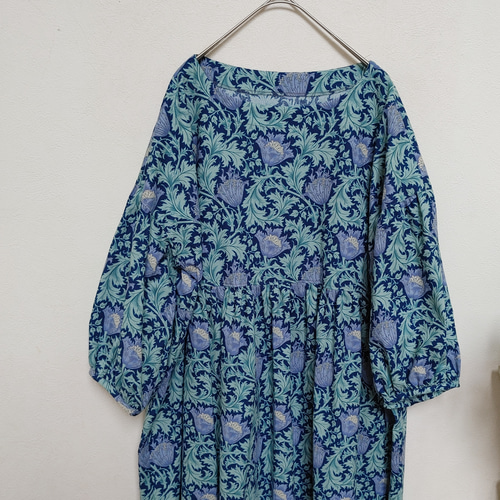 ギャザーワンピース〈ウィリアムモリス アネモネ〉八分袖free紺色  