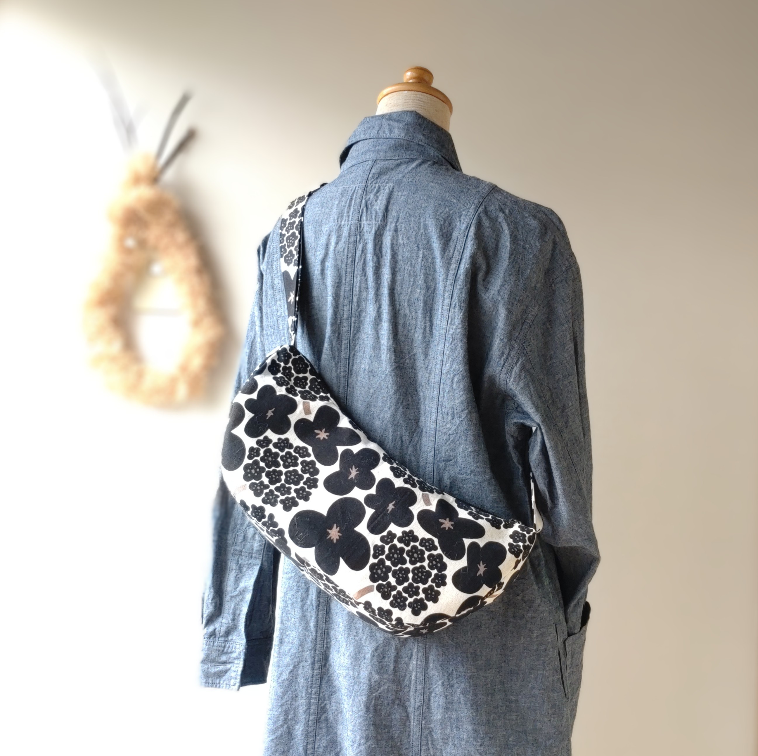 フラワーブーケ[ブラック]　ボディバッグ　ムーンショルダーバッグ