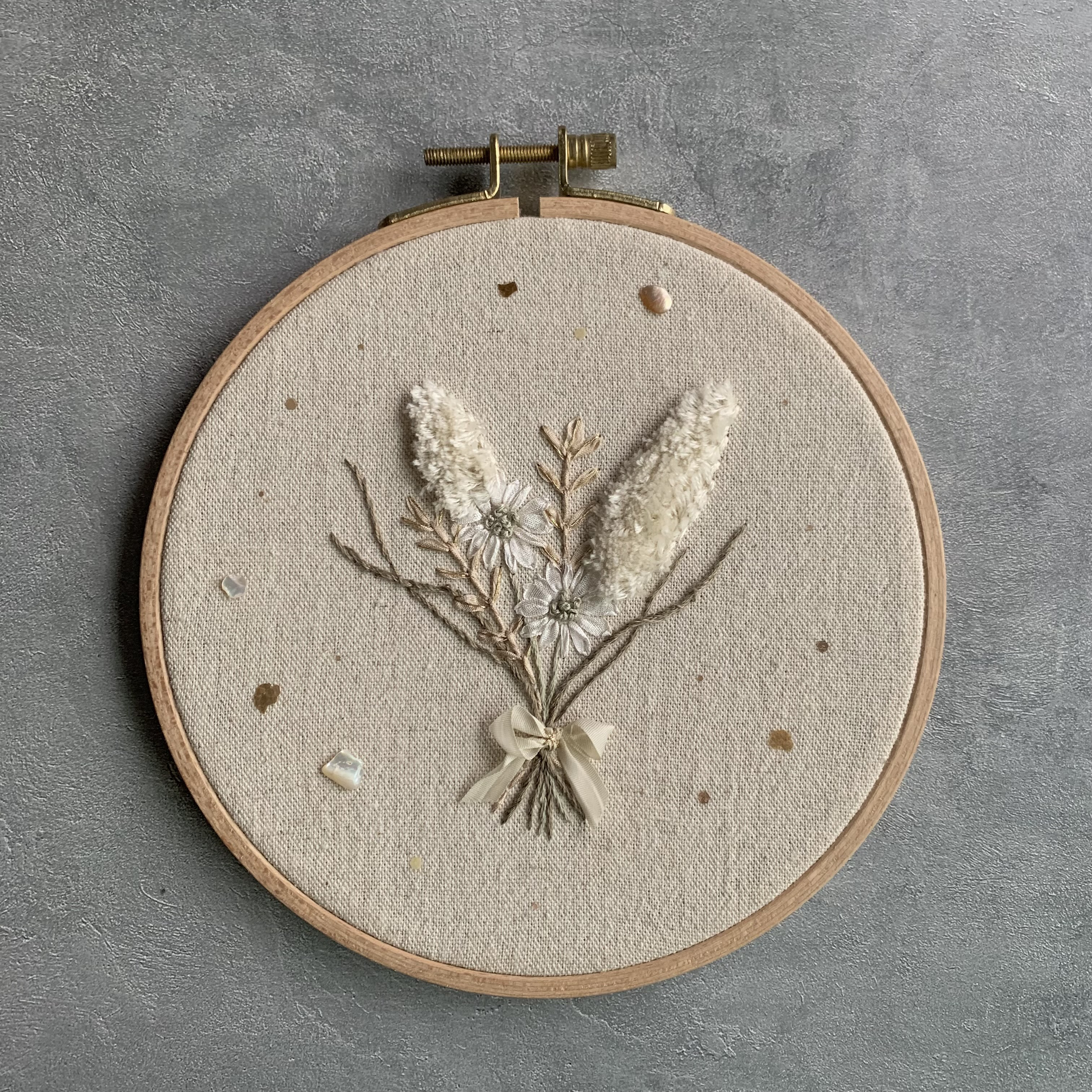 【受注制作】「パンパスグラスのブーケ」手刺繍ファブリックパネル 直径16cm インテリア アートパネル フレーム 壁飾り