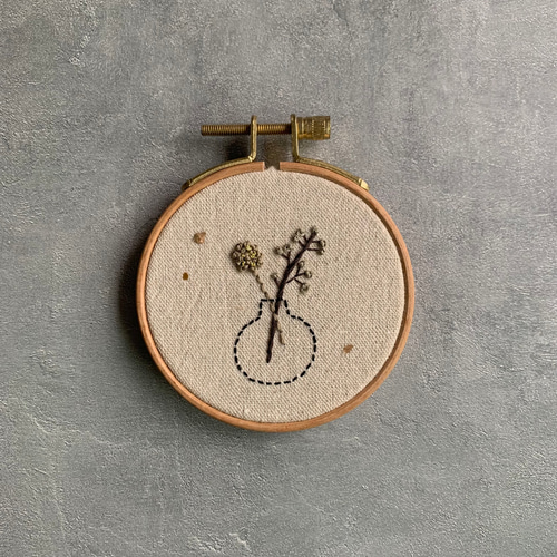 受注制作】「小枝と小瓶」手刺繍ファブリックパネル 直径8cm
