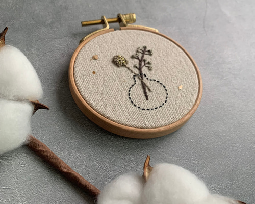 受注制作】「小枝と小瓶」手刺繍ファブリックパネル 直径8cm