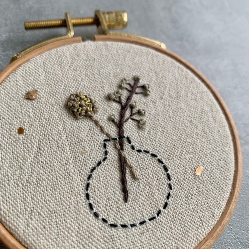 受注制作】「小枝と小瓶」手刺繍ファブリックパネル 直径8cm