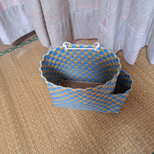 ●PPバンドかご(格子編みはけご　小)、収穫かご、模様a-黒-赤、色違い3個組 ○PPバンドかご(格子編みはけご 小)、収穫かご、模様a-黒-赤、色