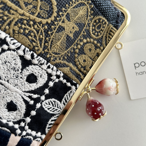 ミナペルホネンのファブリックで作った苺口金のパッチワークパピヨン  