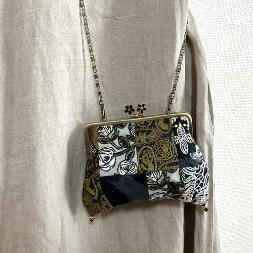 ミナペルホネンのファブリックで作った苺口金のパッチワークパピヨン  