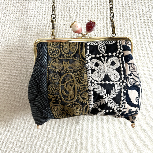 ミナペルホネンのファブリックで作った苺口金のパッチワークパピヨン  