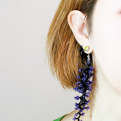 クリスタルとビーズのじゃらじゃらピアス（GREEN×PURPLE) ピアス