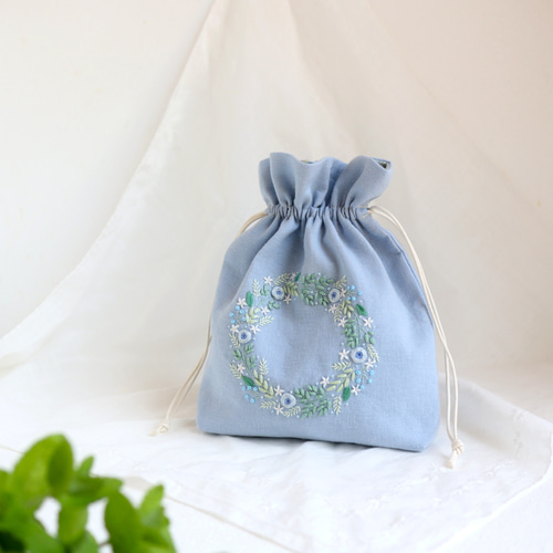 ブルーを楽しむ手刺繍巾着（ミニローズのフラワーリース・ベビー