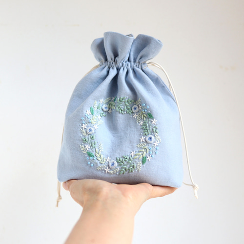 ブルーを楽しむ手刺繍巾着（ミニローズのフラワーリース・ベビーブルー