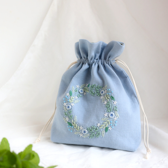 2410-37 手のひら巾着サシェ 香り袋 刺繍入り ローズネックレス ブルー 2410-37 手のひら巾着サシェ 香り袋 刺繍入り ローズネックレス ブルー