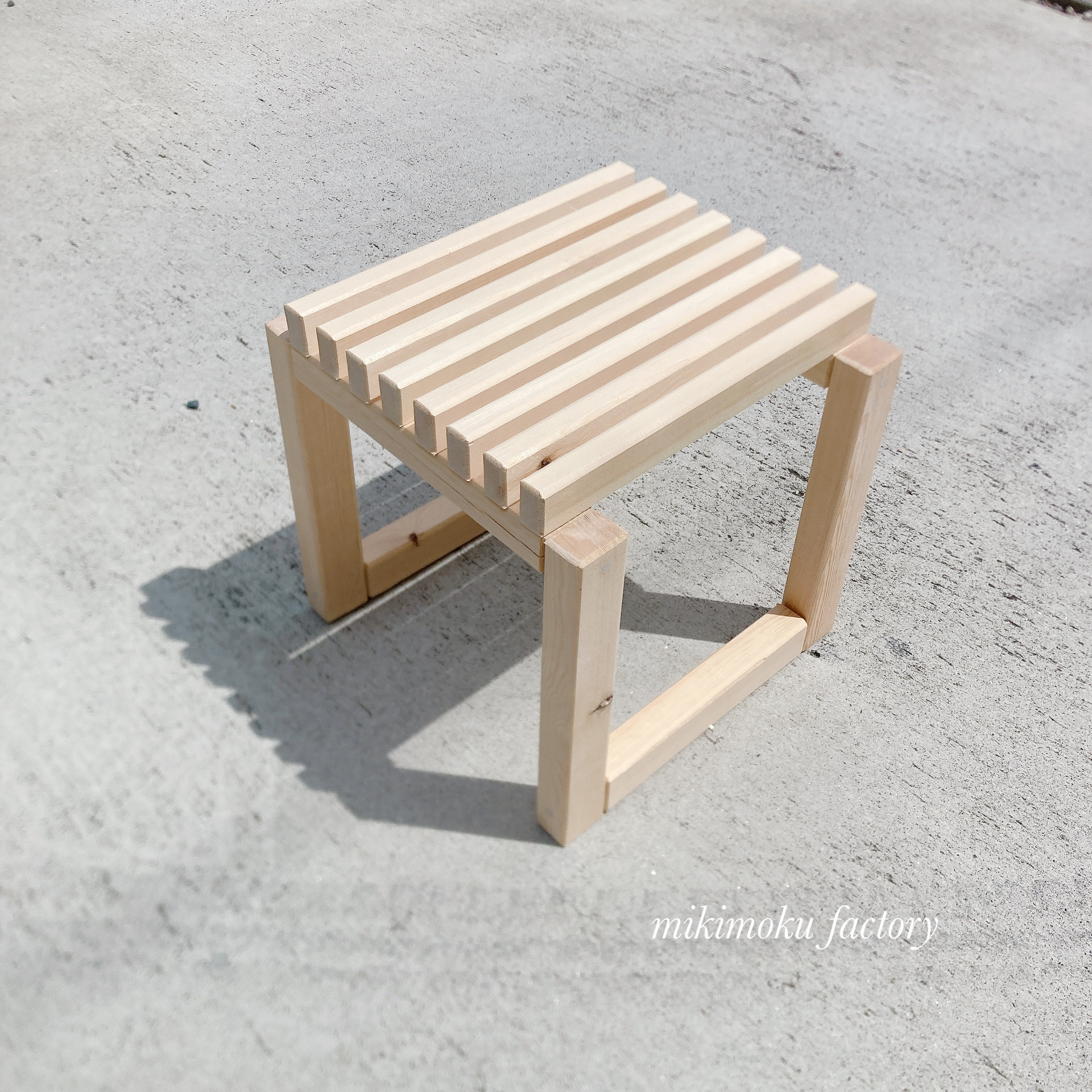 華奢なすのこベンチ
