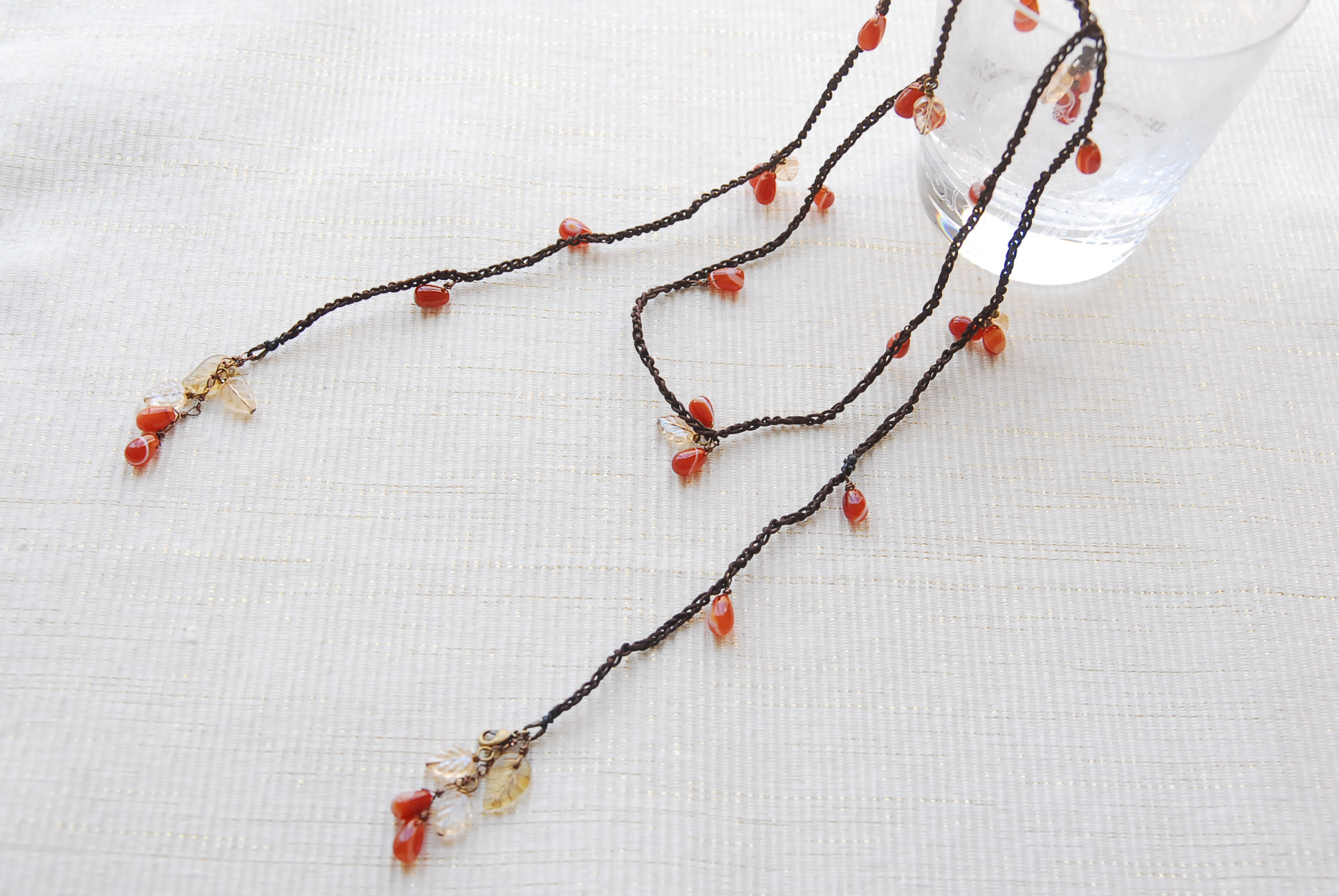 瑪瑙の実のなるつる草のラリエット　ロングネックレスにもなります