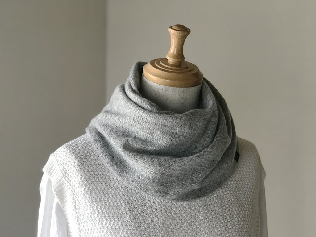 温度を纏う。純カシミヤねじりスヌード ［Basic Design］杢グレー