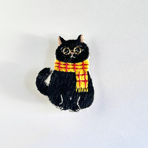 マフラーを巻いた黒猫』猫刺繍ブローチ ブローチ Meidoudou