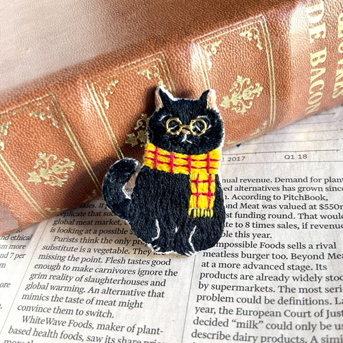 キジトラ猫　2wayアクセサリー　バッグチャーム　ブローチ　ビーズ刺繍　手刺繍　ハンドメイド　猫好き　天然石　猫アクセサリー