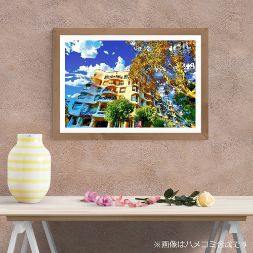 中古 訳あり ガウディ ポスター集 スペイン製 アートポスター】スペイン 黄葉とカサ・ミラ（作品No.625） 写真